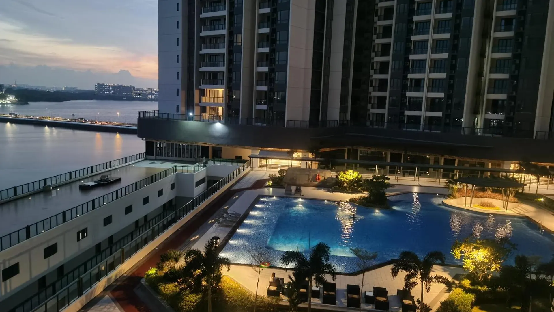 The Bess Hotel Tokyo Is Located Adjacent To Singapore And Offers Sea Views It Is A Three Bedroom Family Business Smart Room With Sea Views In Princess Bay Johor Bahru Malajsie