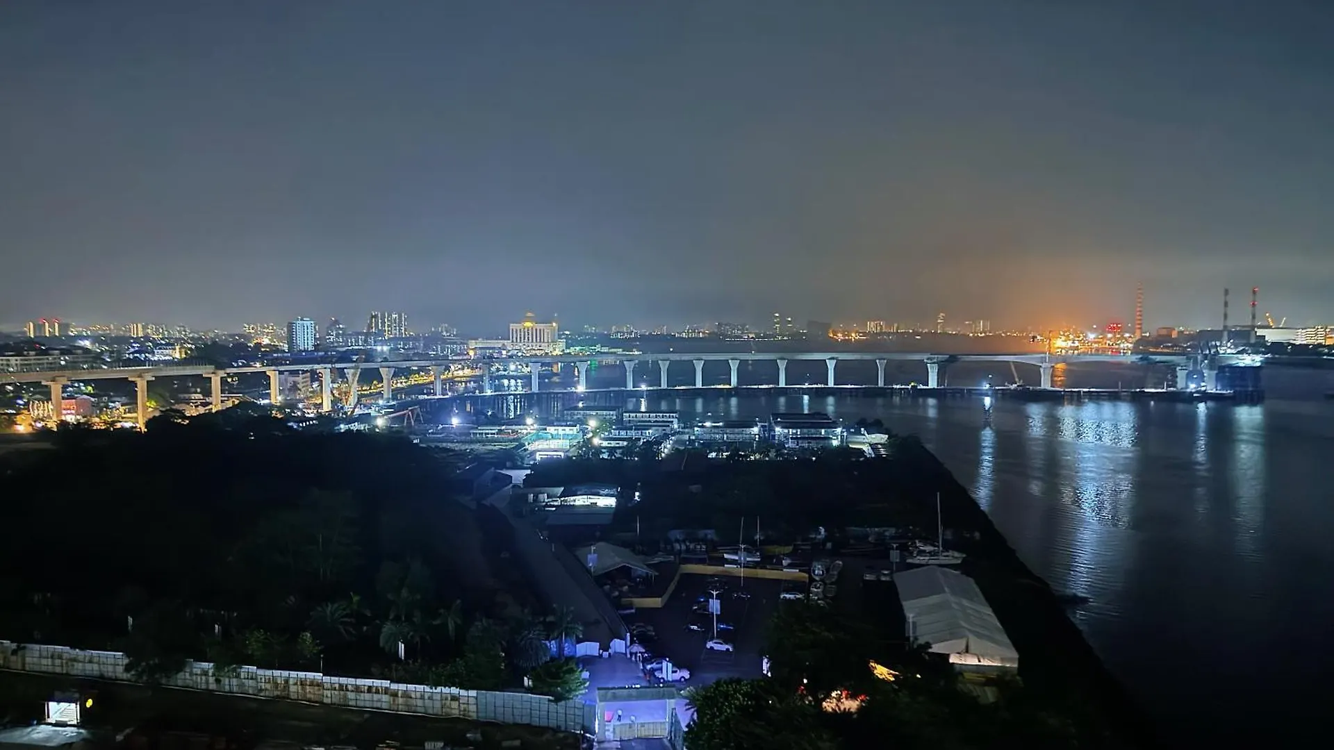 The Bess Hotel Tokyo Is Located Adjacent To Singapore And Offers Sea Views It Is A Three Bedroom Family Business Smart Room With Sea Views In Princess Bay Johor Bahru Apartmán